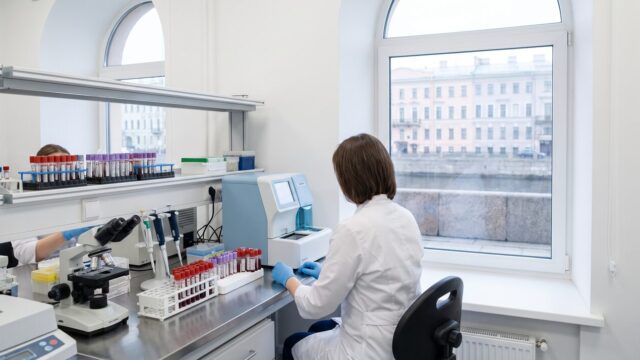 Медицинская лаборатория в Санкт-Петербурге: специалист работает с образцами крови